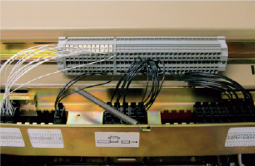 Replacement of the the auxiliary wiring connector plate All Masterpact NW functions are pre-wired. The required functions may be connected on-site using the supplied wiring instructions.